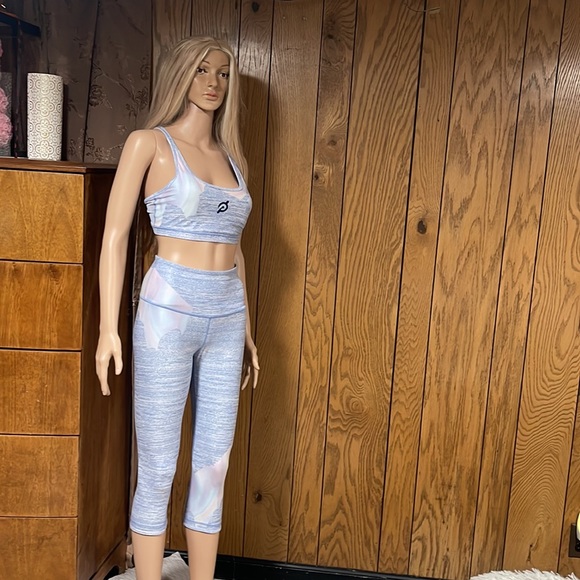 Pelotón"Set Two With-Sport bra & Cropped Pant Matching set - Picture 4 of 14